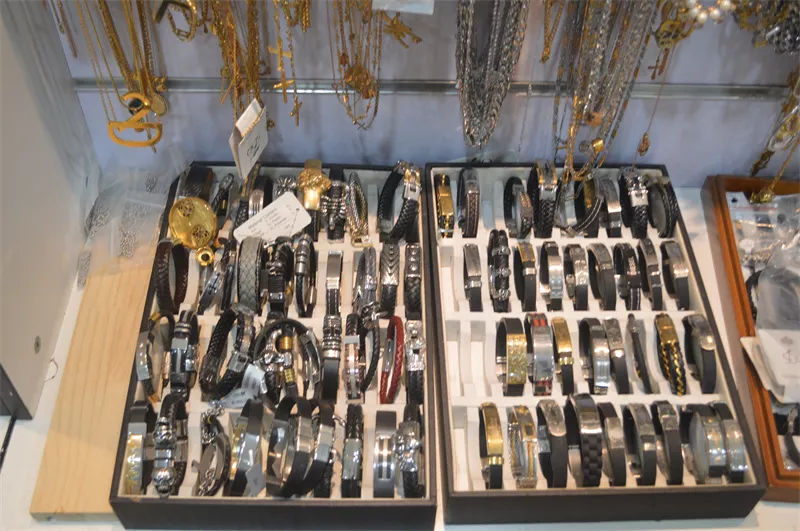 How to become a fashion jewelry distributor
